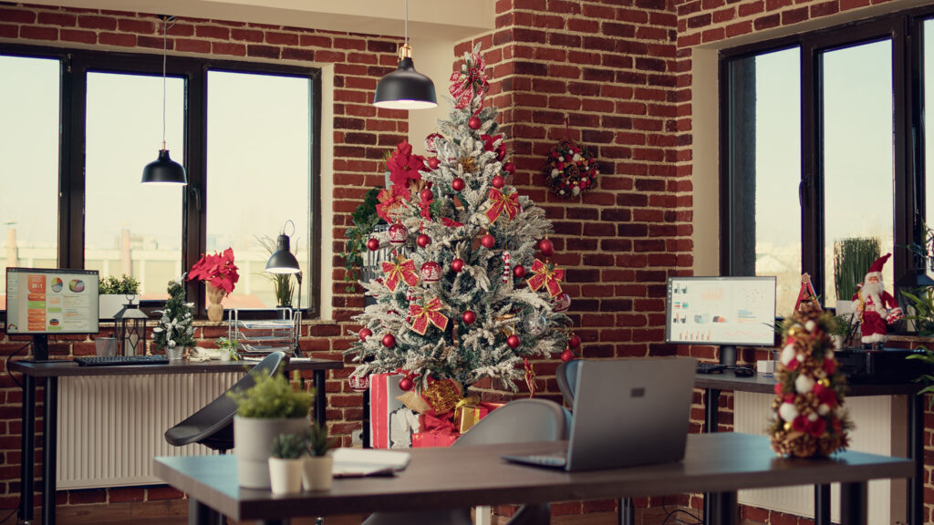 20+ Ý Tưởng Trang Trí Noel Văn Phòng Đẹp, Sáng Tạo Và Ấm Áp 1 cay thong noel 2